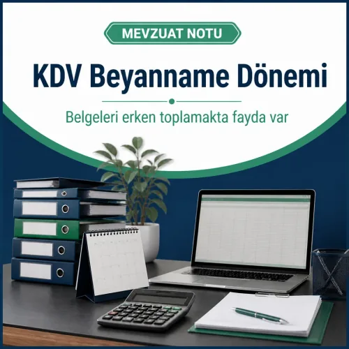 Mali müşavir bilgilendirme afişi: düzenli dosyalar, hesap makinesi ve masa takvimi